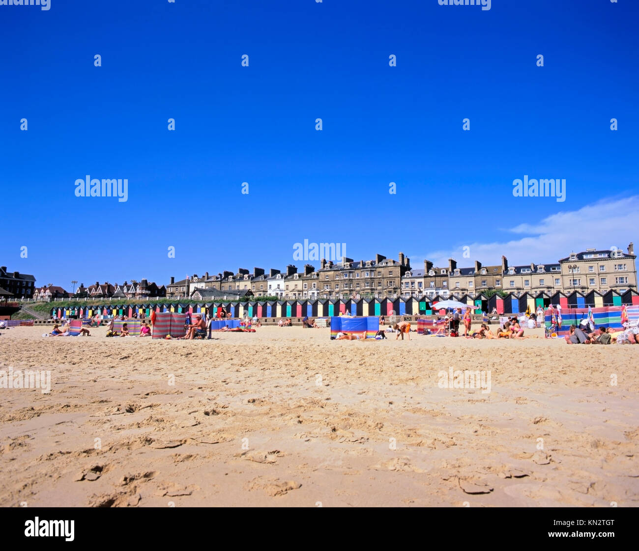 Turisti sulla spiaggia, South Beach, Lowestoft, Suffolk, Inghilterra, Regno Unito Foto Stock