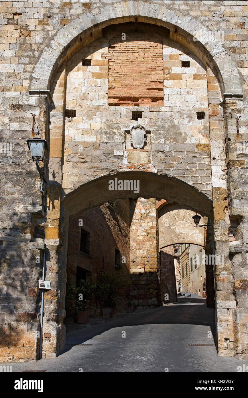 Porta delle farine, una delle principali porte della città di  Montepulciano, Toscana, Italia Foto stock - Alamy