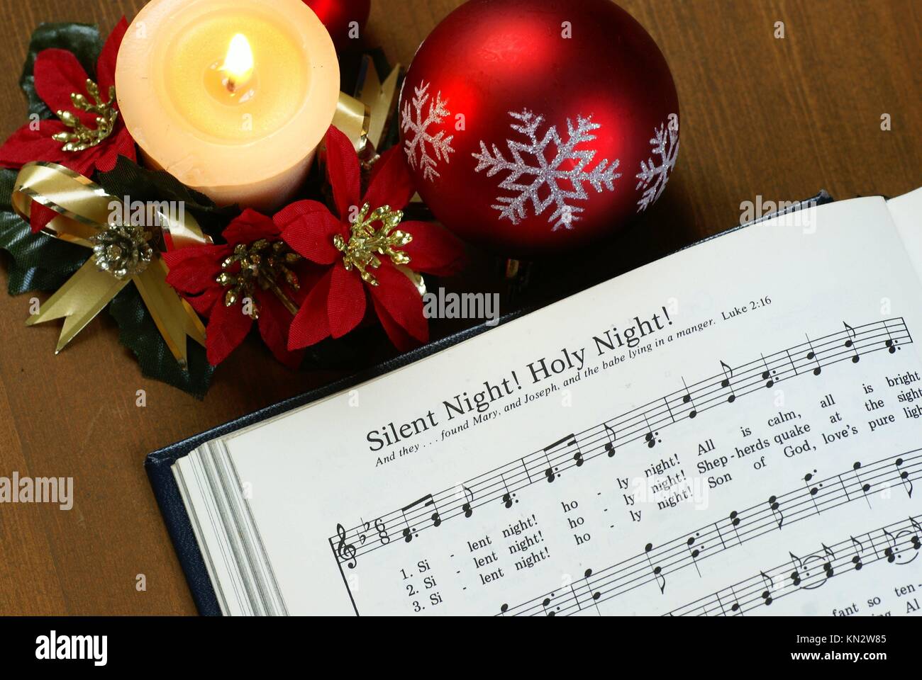 Canti Di Natale.Dettaglio Del Libro Dei Canti Con Canti Di Natale E Le Decorazioni Di Natale Foto Stock Alamy