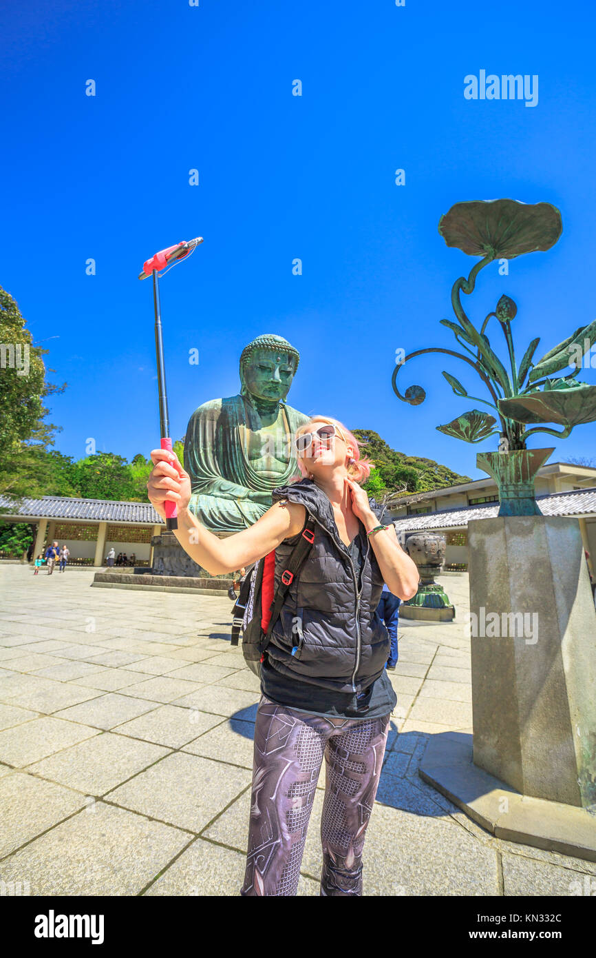 Donna selfie al Grande Buddha Foto Stock