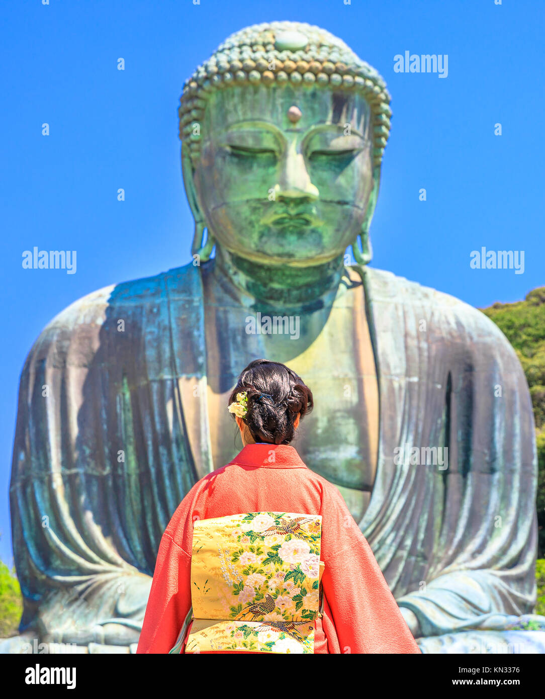 Donna kimono al Grande Buddha Foto Stock