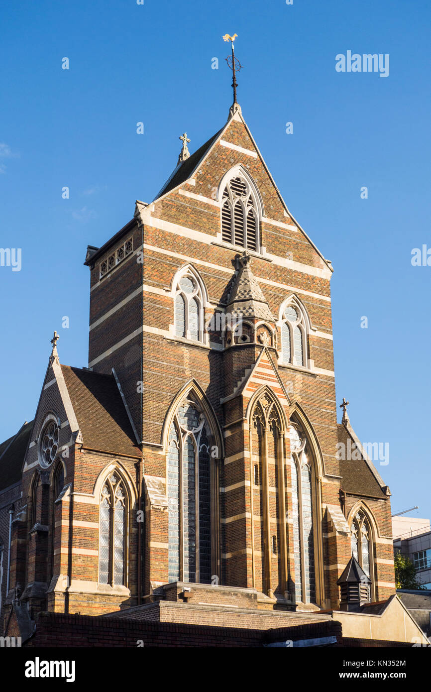 San Alban il martire, St Alban è la Chiesa, Holborn, Londra, Regno Unito. Progettato da William Butterfield Foto Stock