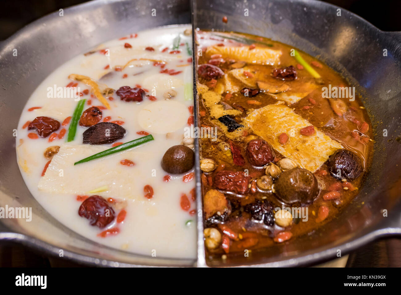 La deliziosa twin-lato hot spot con erbe e spezie favore, mangiato al Taipei, Taiwan Foto Stock