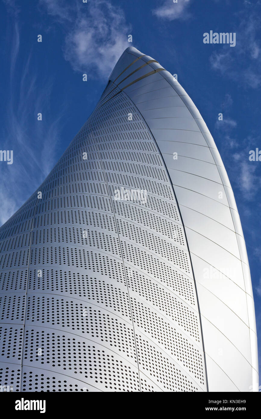 La curva di metallo tower building dettaglio. Texture e pattern di curva contro il cielo blu. Foto Stock