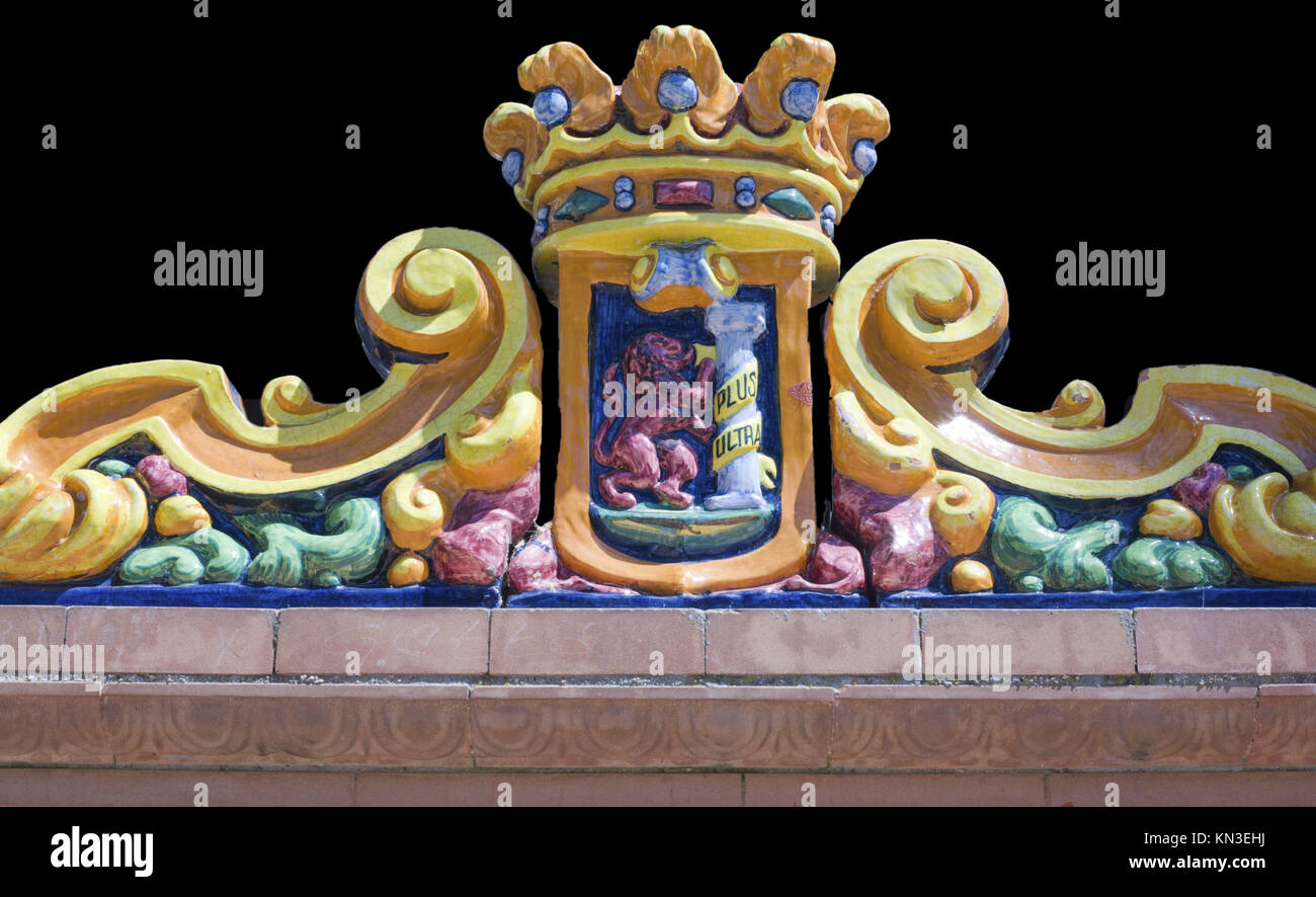 Panca decorata con lo scudo della città di Badajoz, Spagna. Isolato su sfondo nero. Foto Stock