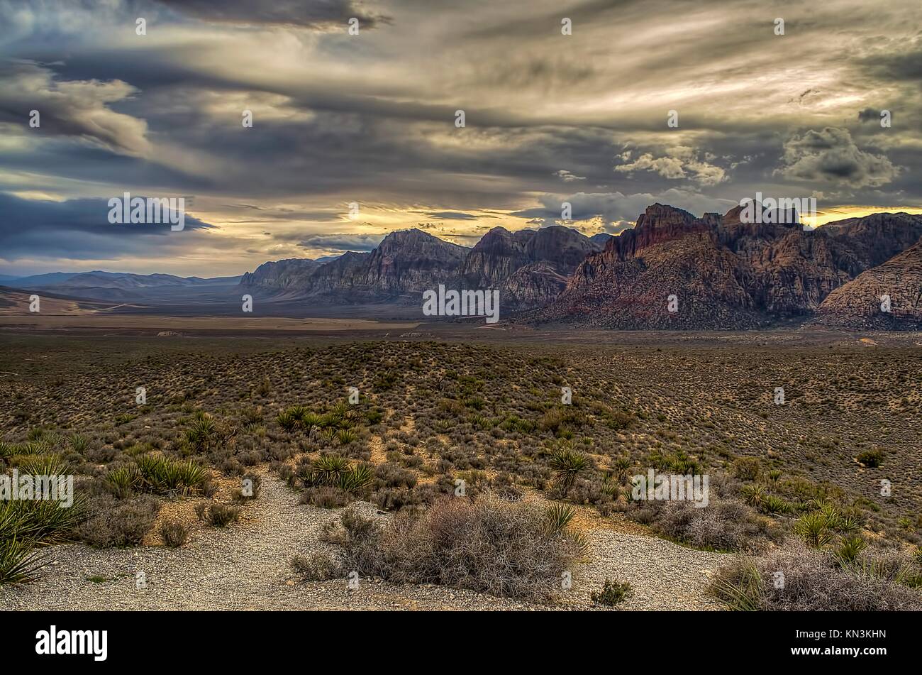 Una tempesta forme nel cielo come il sole tramonta oltre le formazioni rocciose presso il Red Rock Canyon National Conservation Area Febbraio 19, 2013 vicino a Las Vegas, Nevada. (Foto di Adam Loehnert via Planetpix) Foto Stock