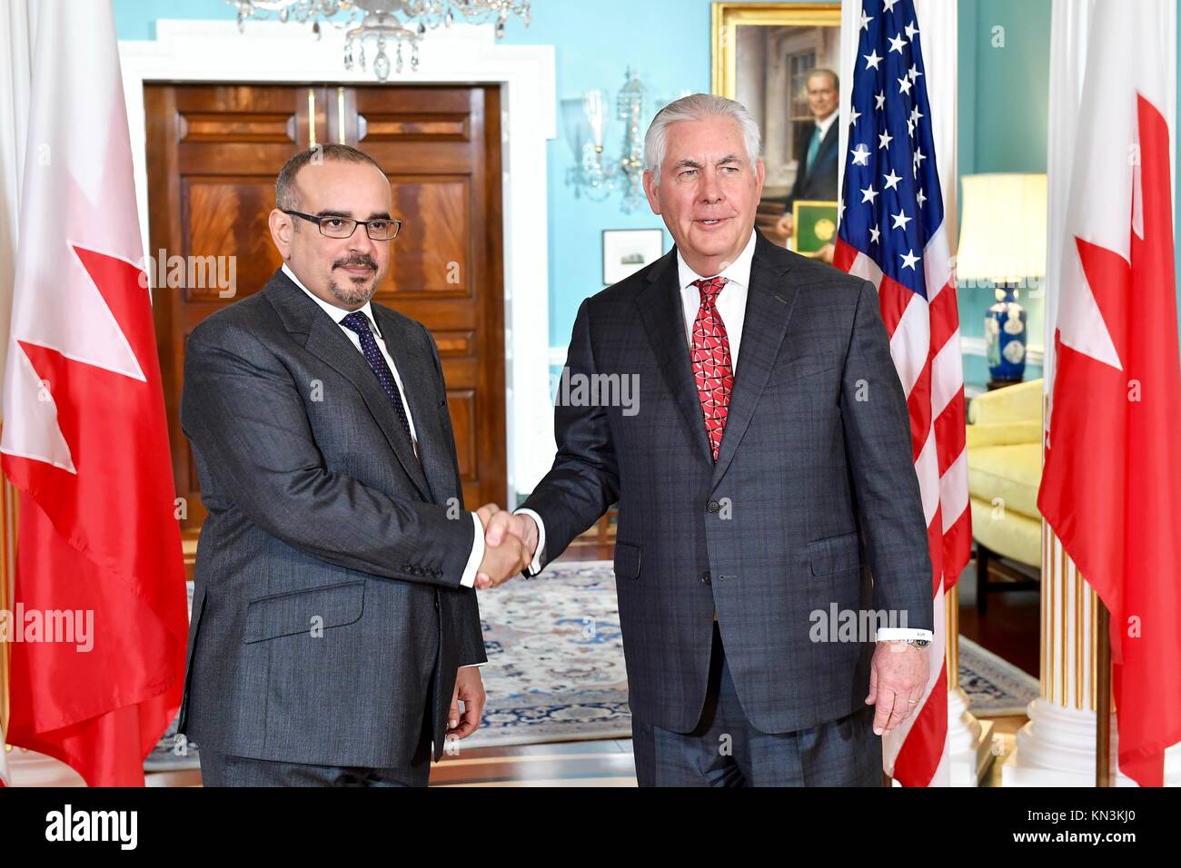 Bahraini Crown Prince Salman bin Hamad Al Khalifa (sinistra) e U.S. Il segretario di Stato Rex Tillerson riunisce presso la U.S. Dipartimento di Stato degli Stati Uniti il 29 novembre 2017 a Washington, DC. (Foto dal Dipartimento di Stato per foto via Planetpix) Foto Stock