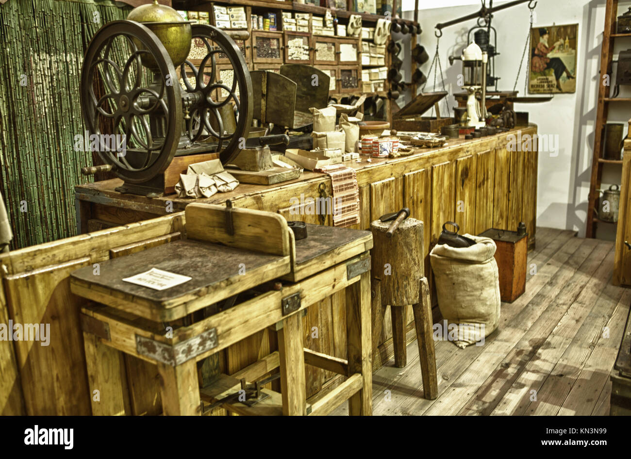 Il vecchio negozio grocerys con diversi prodotti alimentari per uso domestico e la fornitura di beni, Badajoz, Spagna. Foto Stock