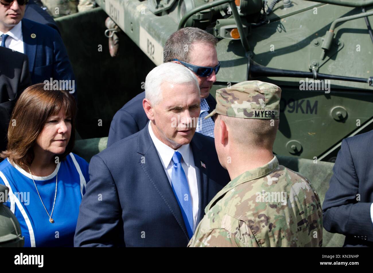 Stati Uniti Secondo la signora Karen Pence e U.S. Vice Presidente Mike Pence salutare usa e soldati georgiani a Tbilisi International Airport durante il fine dell esercizio nobile Partner Agosto 1, 2017 a Tbilisi, Georgia. (Foto di John W. Strickland via Planetpix) Foto Stock