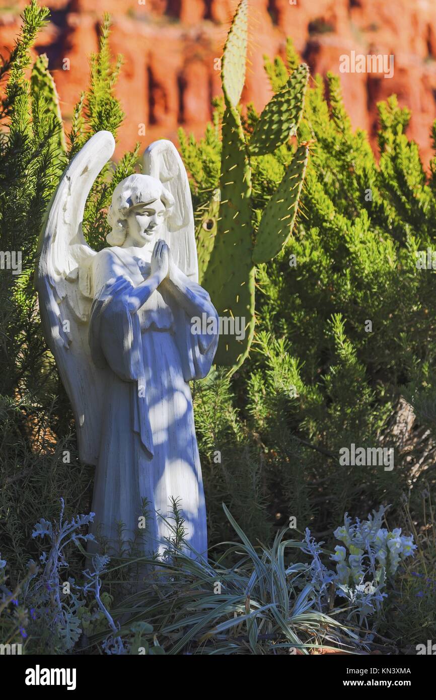 Statua di angelo con ali bianche e Desert Cactus in background al di fuori Cattolica Romana Cappella di Santa Croce vicino a Sedona in Arizona Foto Stock