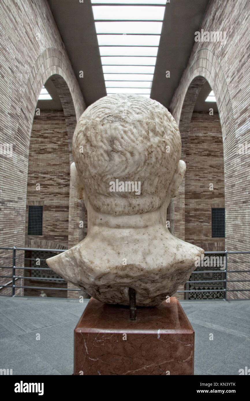 Vista posteriore del busto romano di maschio sotto gli archi. Foto Stock