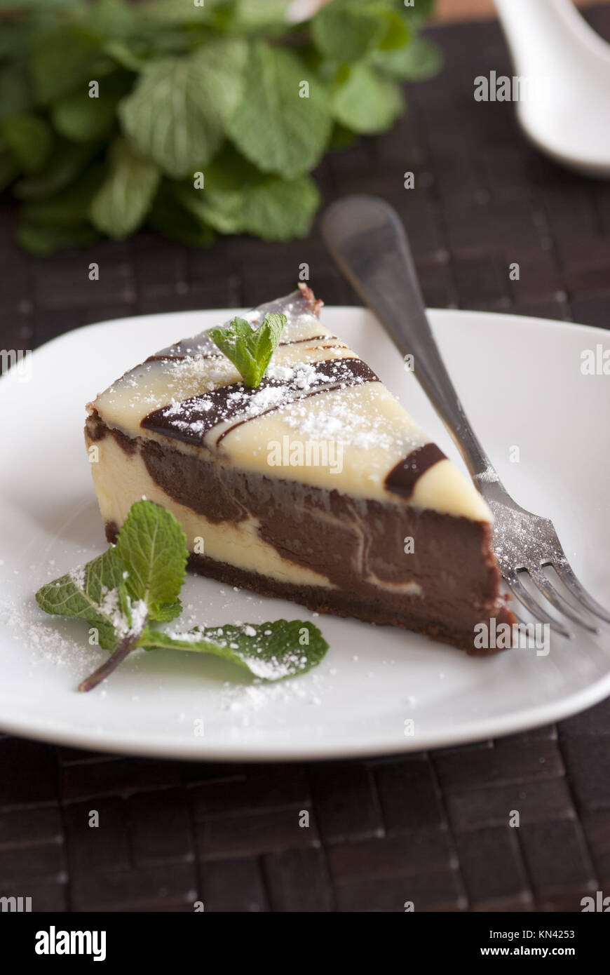 Il Bianco E Il Cioccolato Fondente Cheesecake Decorate Con Menta Fresca Foto Stock Alamy