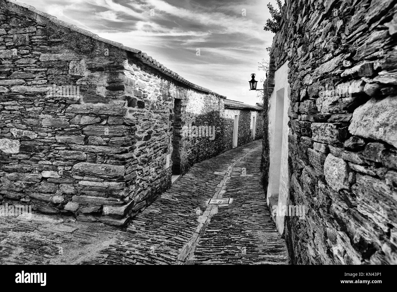 Magnifico villaggio di Monsaraz; tradizionale street con piccole case bianche e tegole rosse una vista tipica del sud del paese. Foto Stock