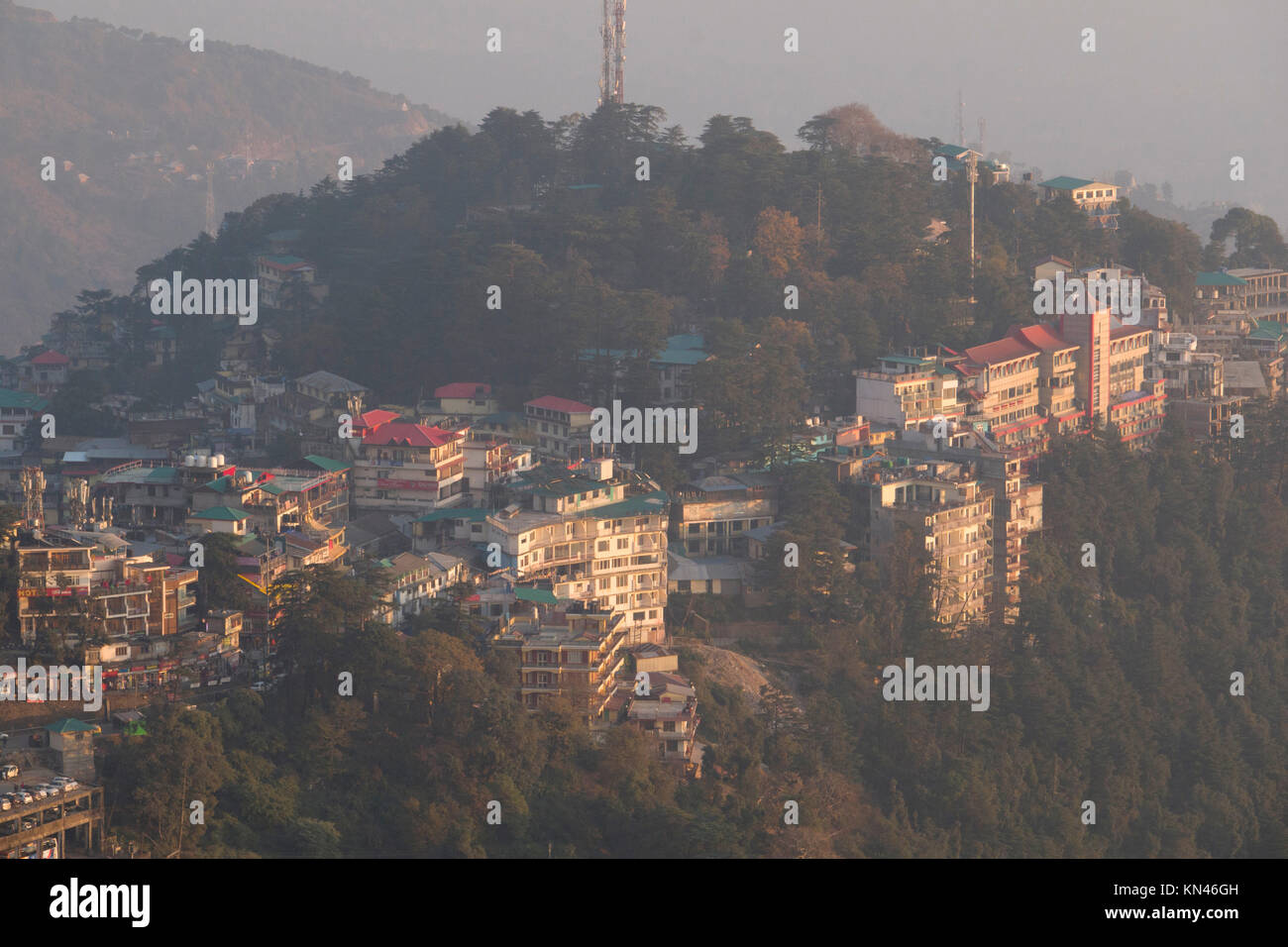 Hig angolo vista panoramica di Mcleod Ganj, Himachal Pradesh, India Foto Stock