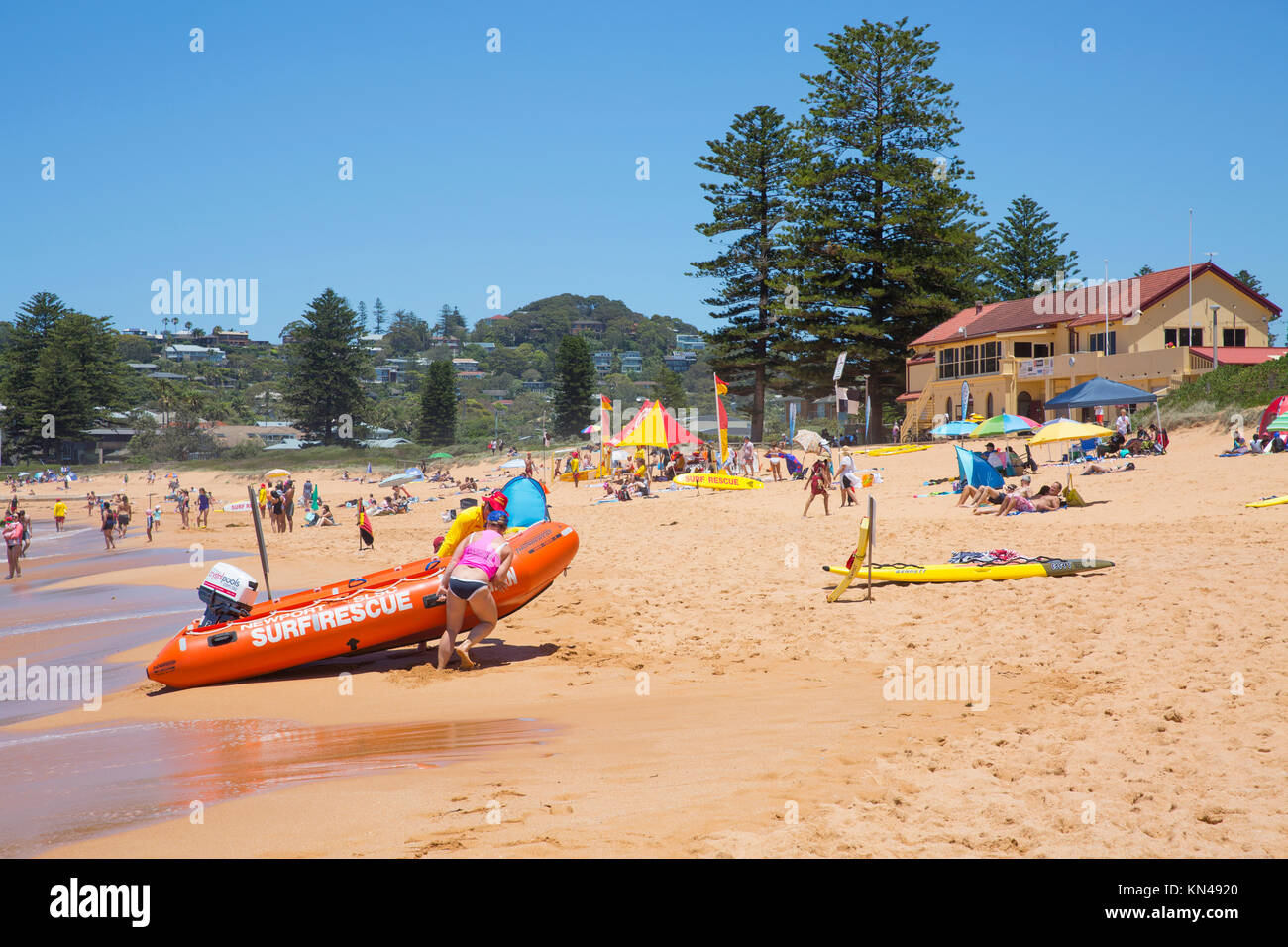 Navigare in battello e bagnini su Newport Beach, uno di Sydney la famosa Northern Beaches, Nuovo Galles del Sud, Australia Foto Stock