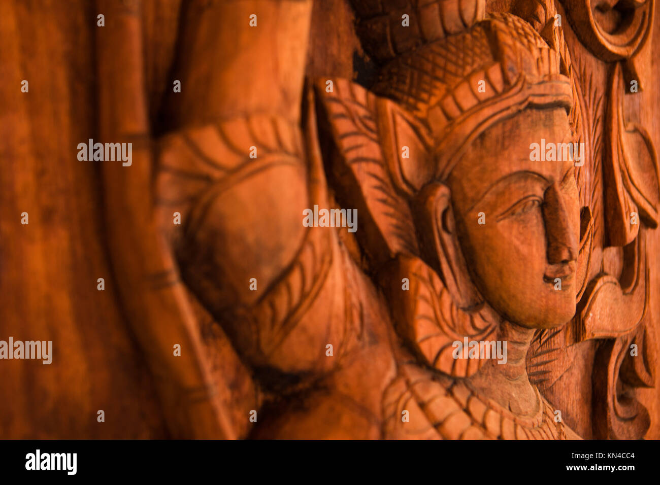In legno in stile Tailandese sculture presso il tempio. Foto Stock