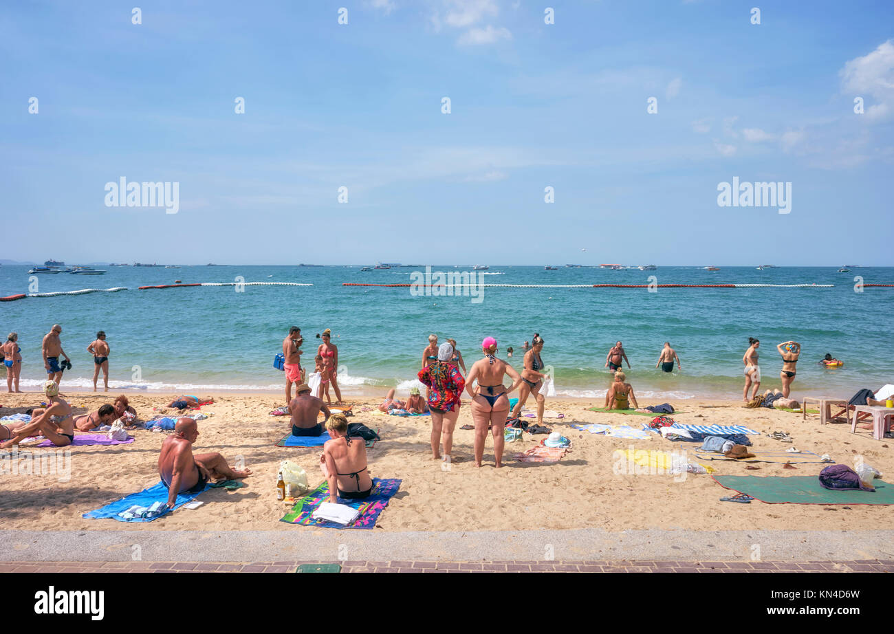 Spiaggia di Pattaya, turisti che prendono il sole, Thailandia turismo sud-est asiatico Foto Stock