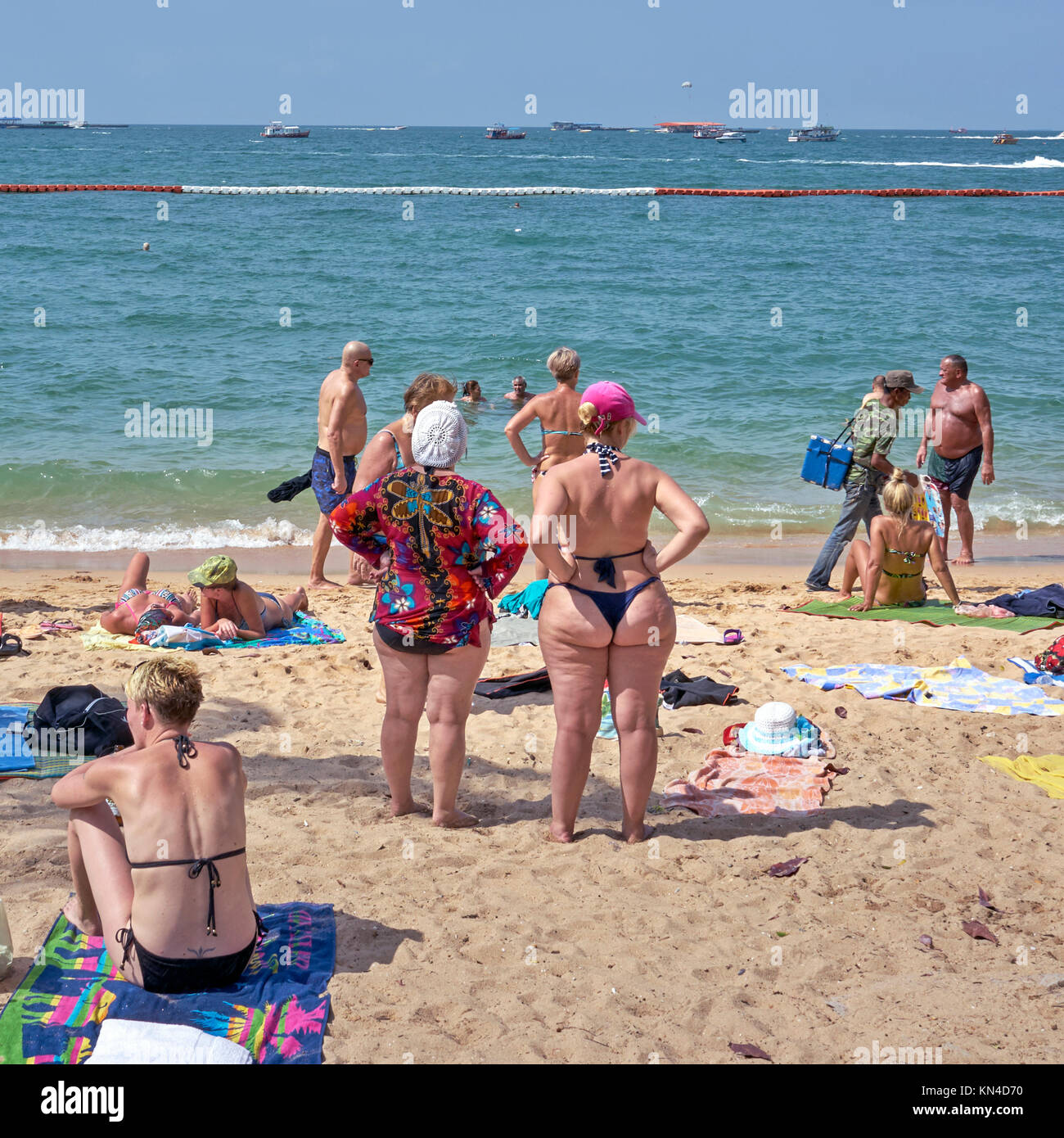 Turisti prendere il sole, spiaggia di Pattaya, Thailandia turismo sud-est asiatico Foto Stock