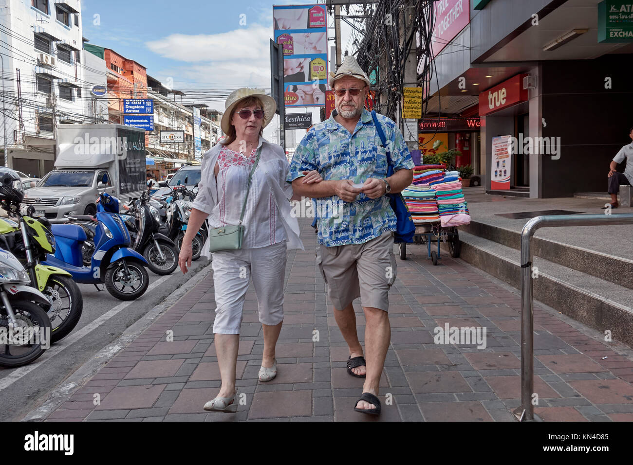 Matura coppia caucasica camminando a braccetto. Foto Stock