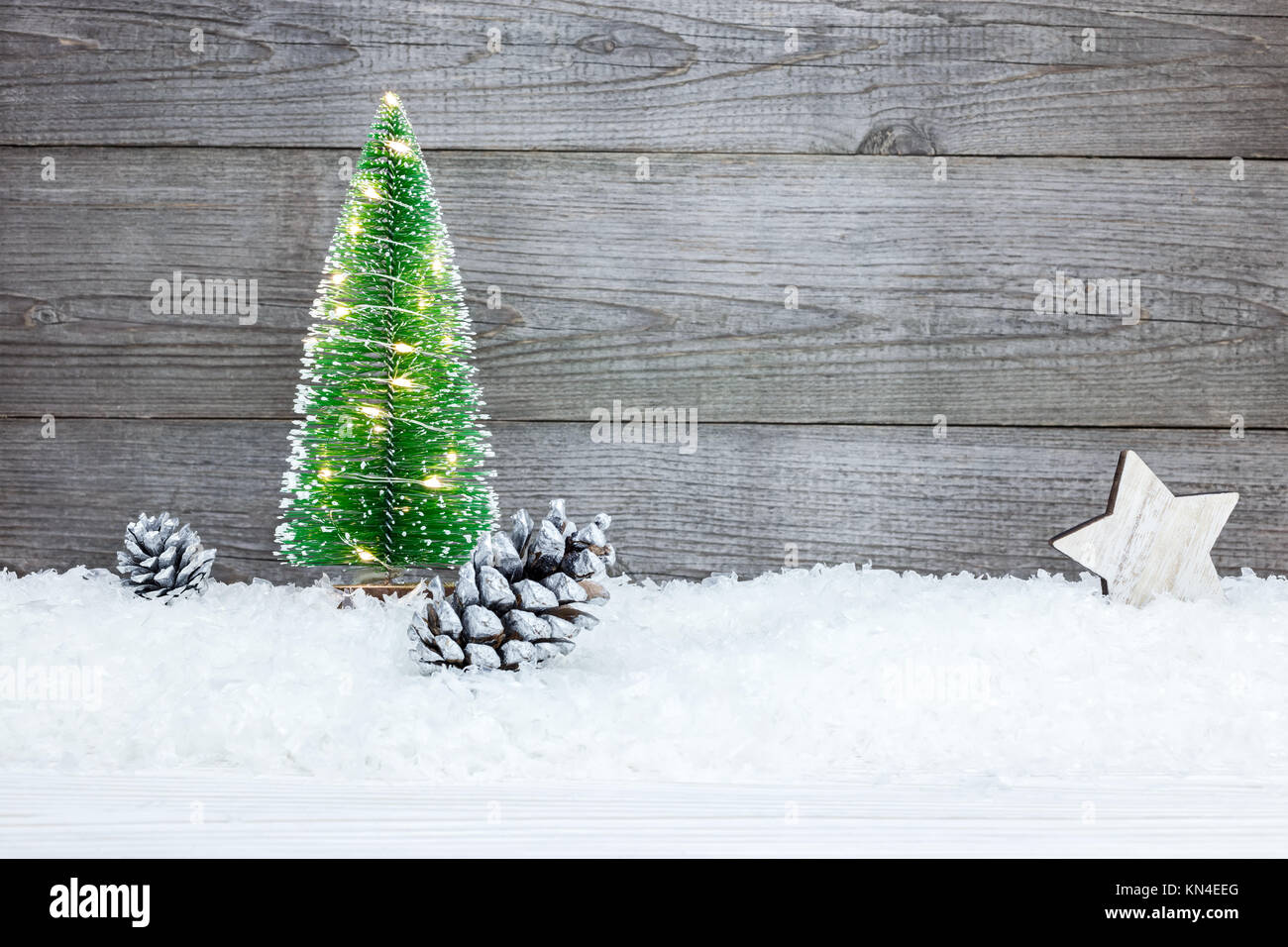 Natale abete con decorazioni su grigio rustico in legno tavole Foto Stock