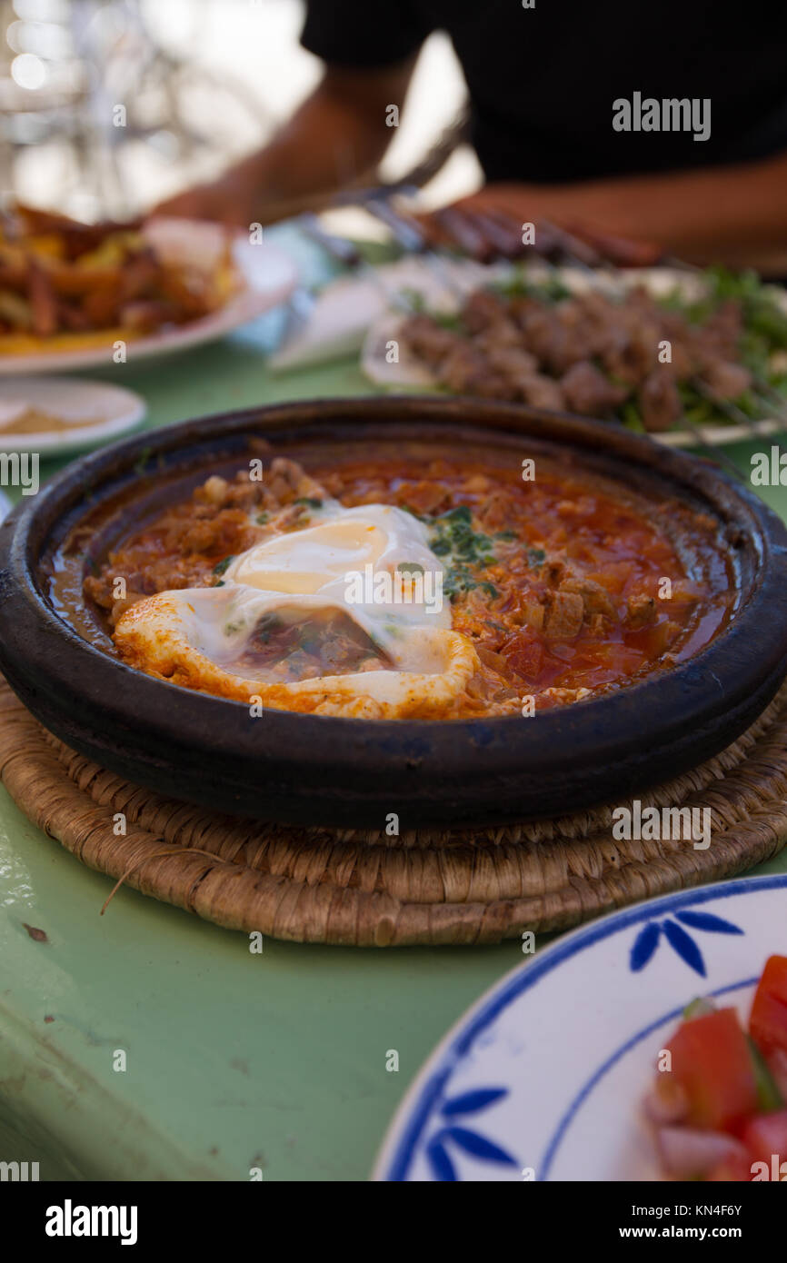 Marocchino tradizionale piatto di ragù & Uova in camicia Foto Stock