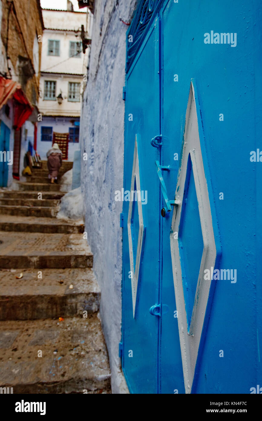 Decorazioni blu porta di una proprietà di Chefchaouen in Marocco Foto Stock