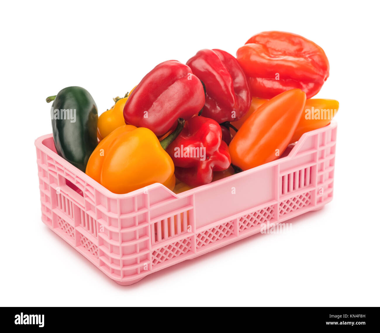 Piena di negozi di generi alimentari con scatola assortimento peperoncino habanero isolati su sfondo bianco, concetto caldo alimenti spezie Foto Stock