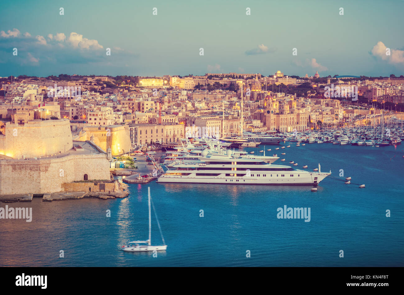Bellissima vista di Fort St Angelo da Upper Barrakka Gardens, vista sul Grand Harbour Valletta, Malta Foto Stock