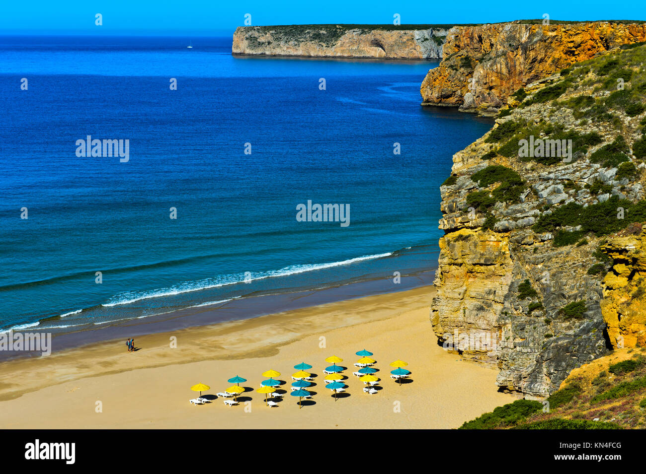 Baia con spiaggia di sabbia e ombrelloni colorati, Beliche spiaggia Praia do Beliche, Algarve, PORTOGALLO Foto Stock