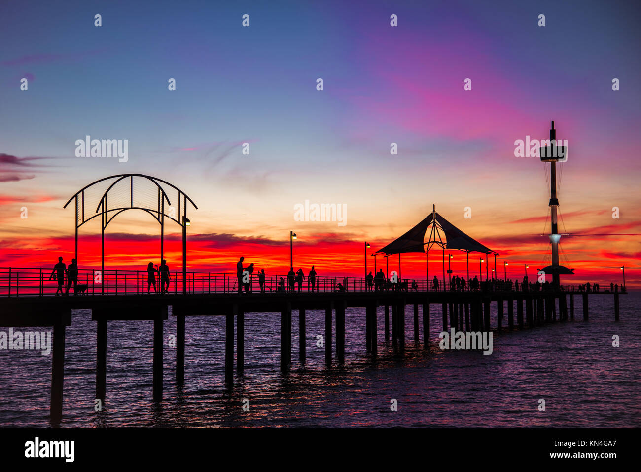 La gente camminare lungo il molo di Brighton al tramonto. Australia Meridionale Foto Stock