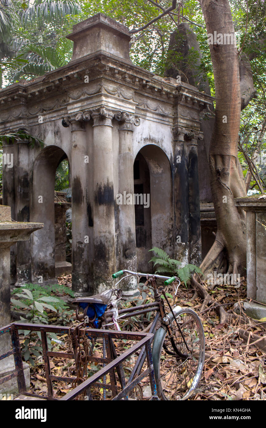 Un carico delle biciclette è situato nella parte anteriore di una tomba in South Park Street cimitero di Kolkata Foto Stock