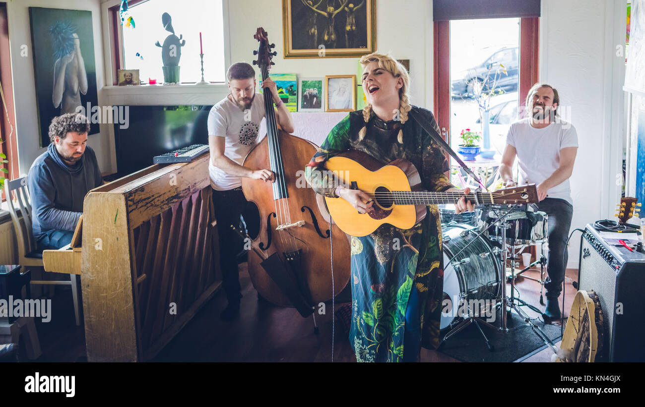 Hoyma. Concerto di Eivør presso la mamma della casa. G! Festival 2017. Syðrugøta, Isole Faerøer Foto Stock