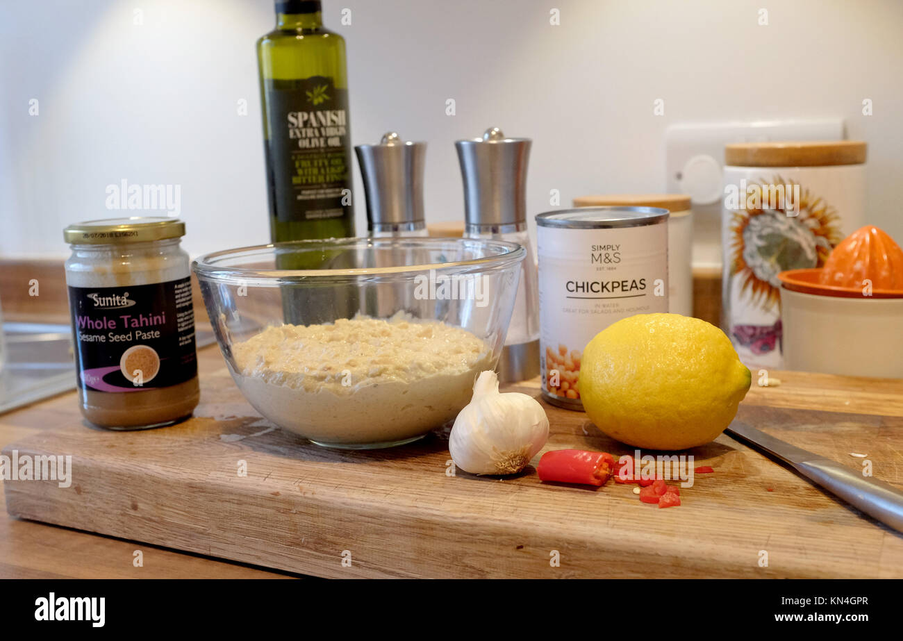 Home reso houmous humus realizzato da ceci aglio e tahini incolla di succo di limone Foto Stock