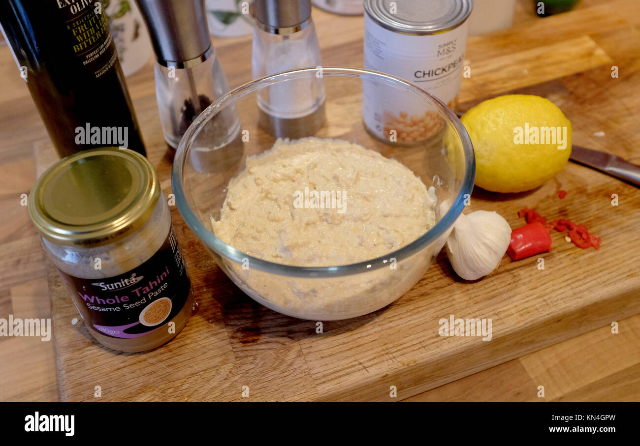 Home reso houmous humus realizzato da ceci aglio e tahini incolla di succo di limone Foto Stock