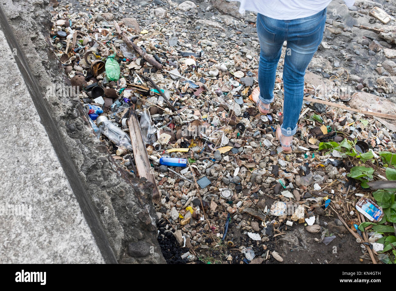 Spiaggia inquinamento in paradiso, Levuka, Ovalau, Isole Fiji, Pacifico occidentale e Sud Pacifico Foto Stock
