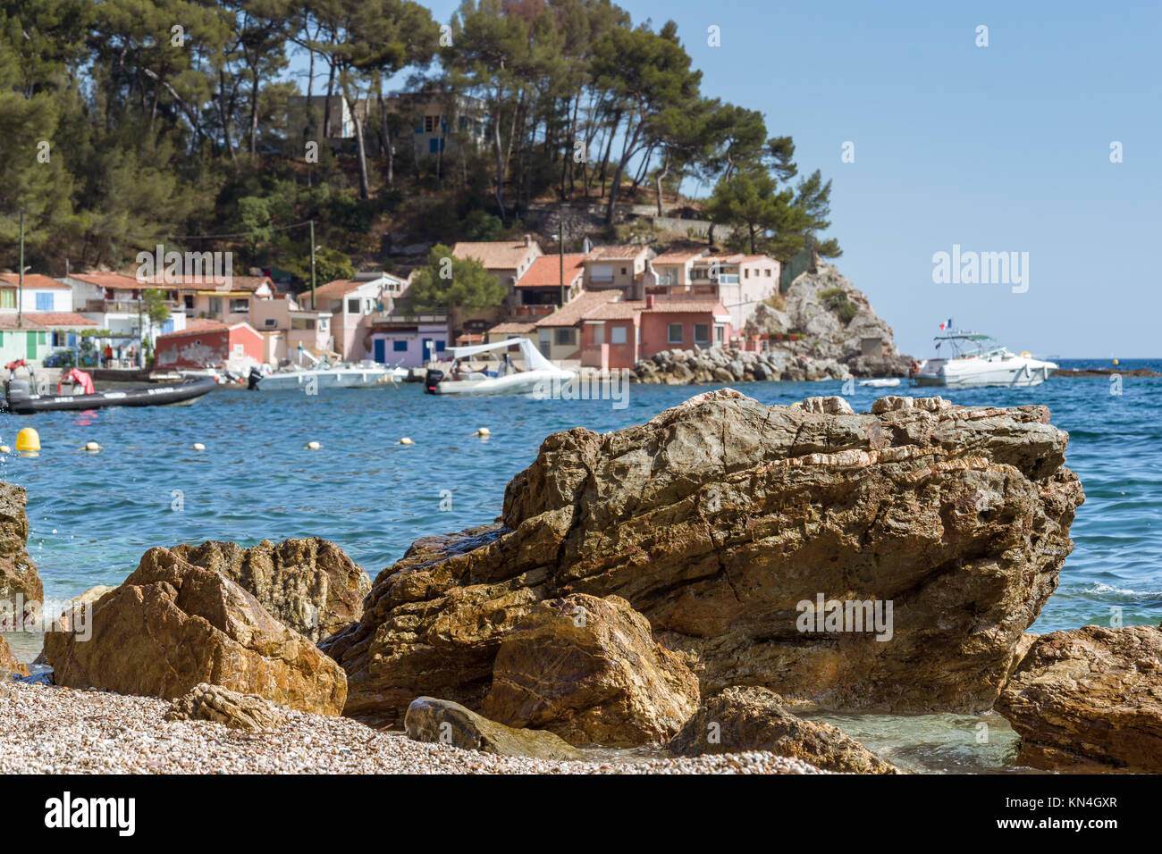Roccioso riva del mare con spiaggia ghiaiosa, onde , blu cielo Foto Stock