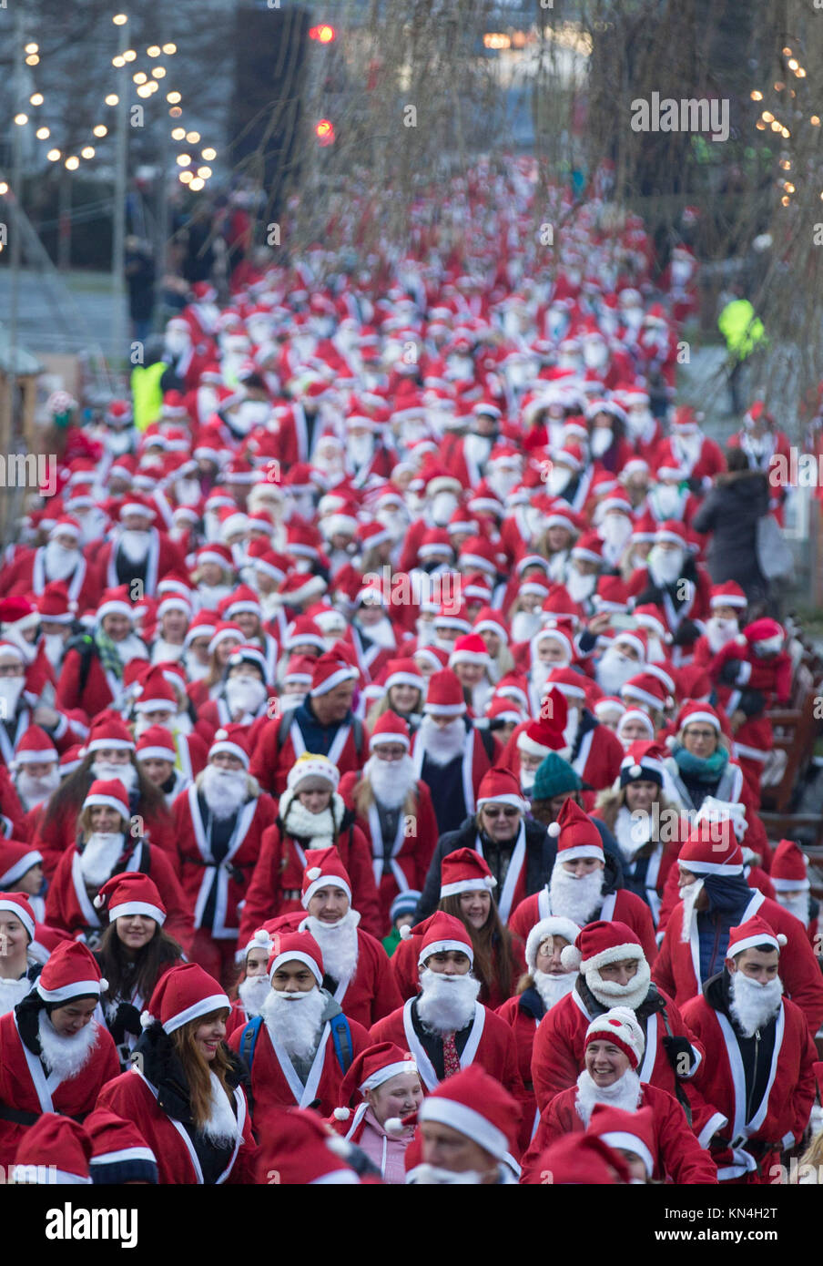 Persone vestite da Babbo Natale prendere parte al grande Edinburgh Santa eseguire a Edimburgo, in aiuto dei quando desiderate su una stella di carità. Foto Stock