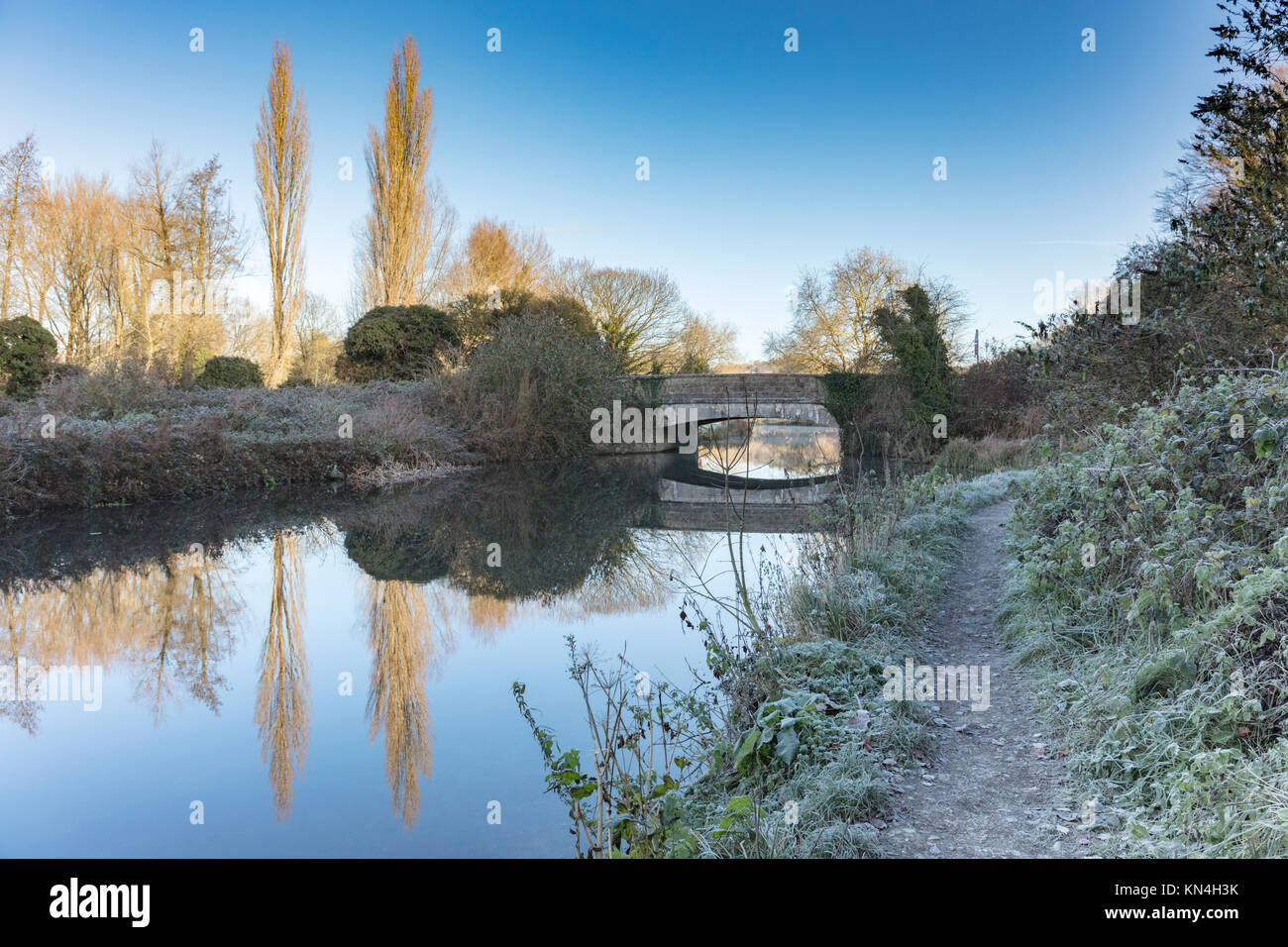 Croccante inverno mattina, Tun ponte su un gelido giorno di dicembre con un cielo terso, Winchester, Hampshire, Inghilterra, Regno Unito Foto Stock