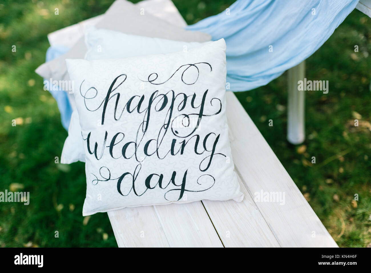 Nozze, arredamento, concetto di giardinaggio. idea originale di giardino decorazione per il nuziale e in forma di tidy little cuscini in colori bianco e grigio con stampa interessante di parole di saluto Foto Stock