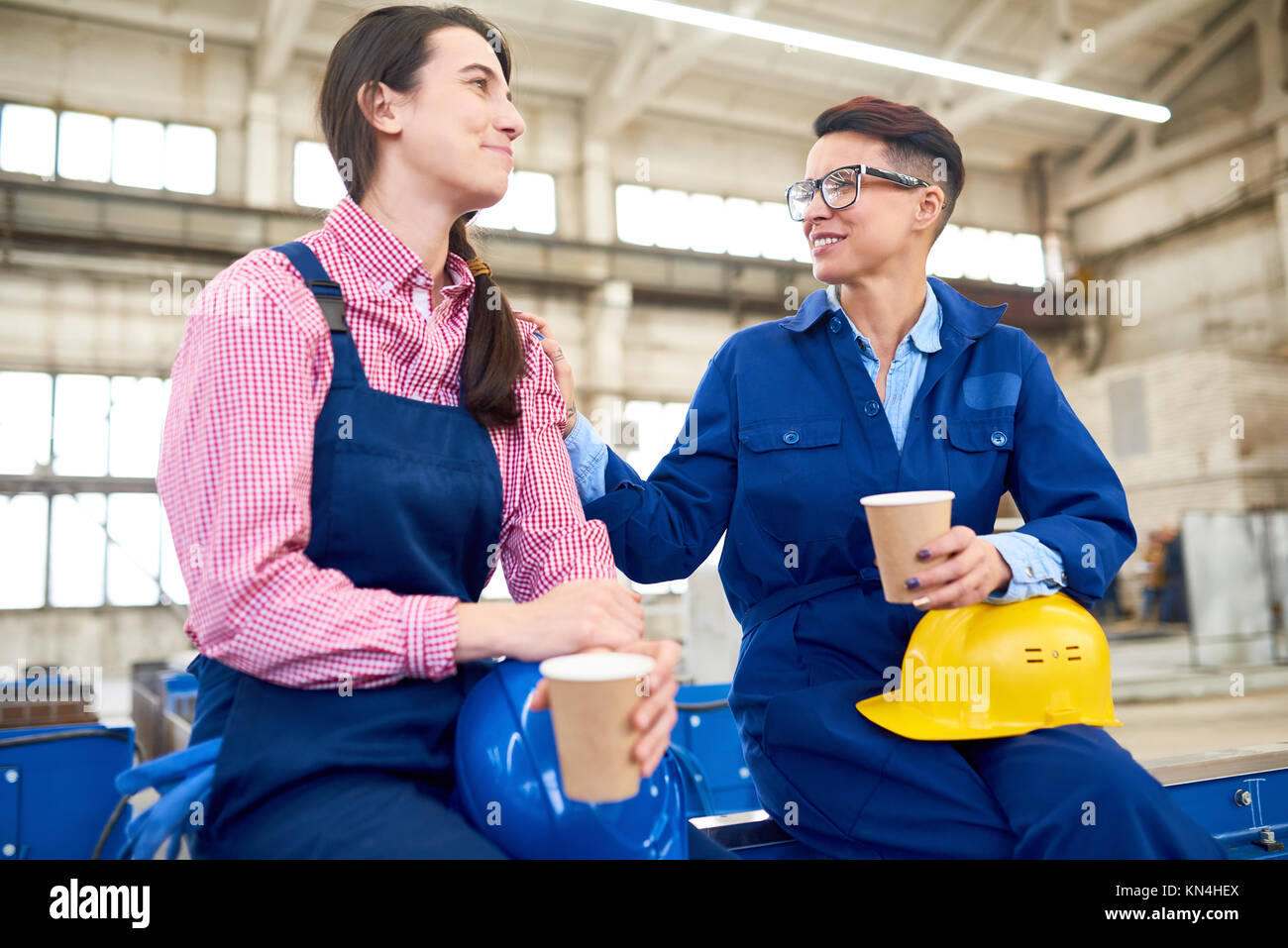 Gli operatori della macchina tenendo pausa dal lavoro Foto Stock