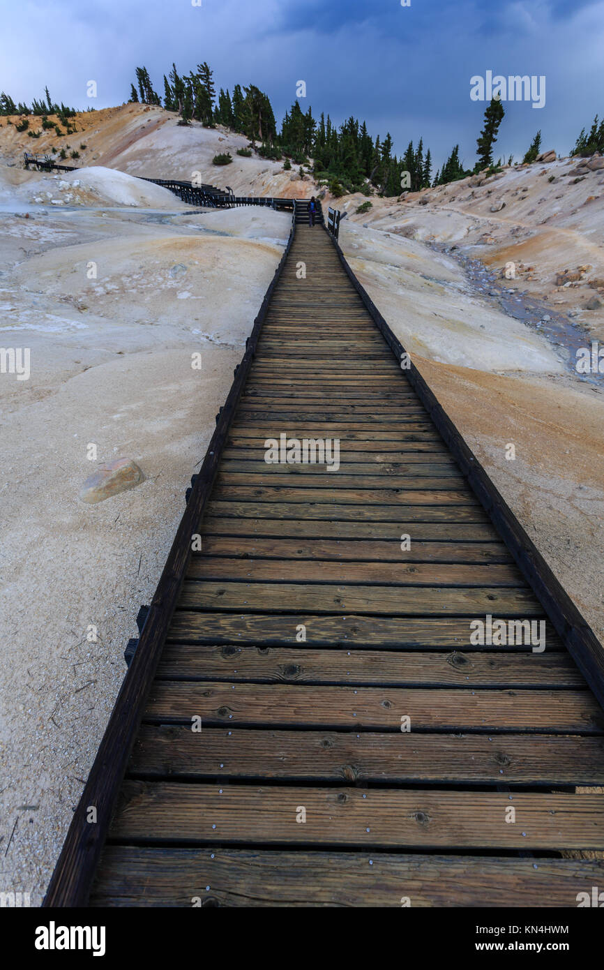 Sicurezza del boardwalk garantisce ai visitatori il pericoloso di vapore bollente e molle di fango caldo pentole nel Parco Nazionale vulcanico di Lassen Foto Stock