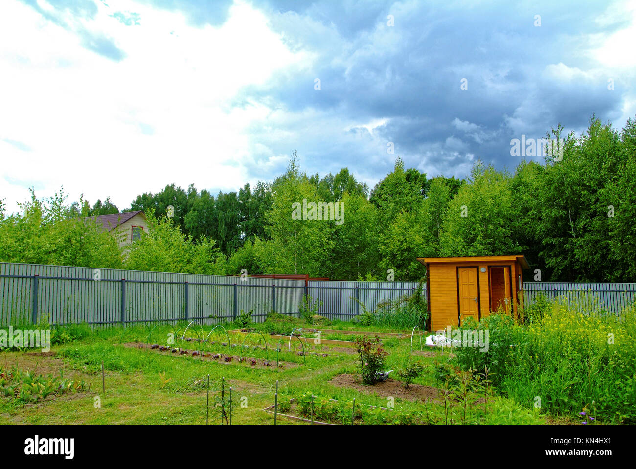 Doccia di giardino a loro cottage estivi in estate, Russia Foto Stock