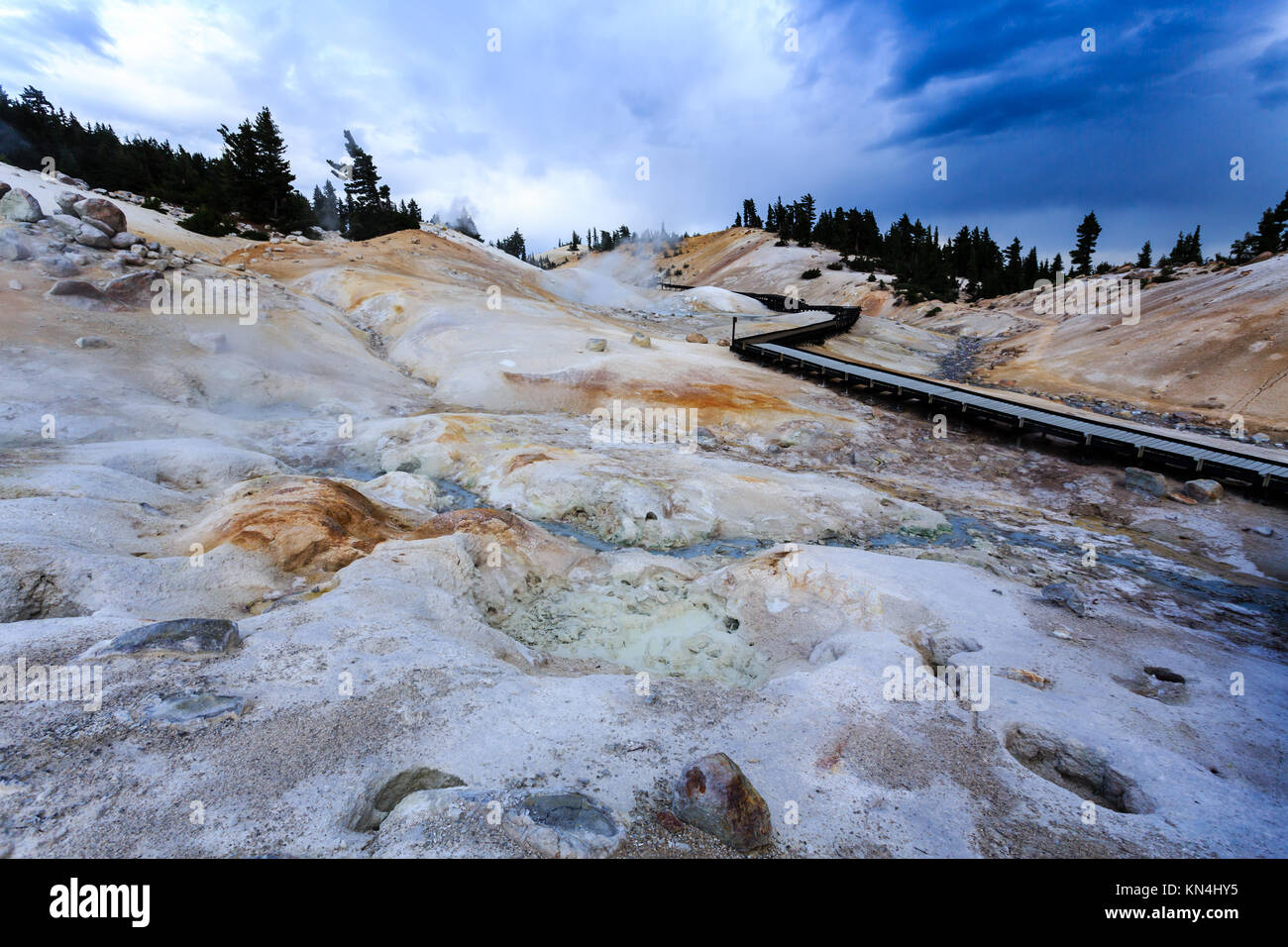 Primo piano dei contorni e dei colori di pericolose Boiling Springs e di fango caldo paesaggio pots lungo la passeggiata nel Parco Nazionale vulcanico di Lassen Foto Stock
