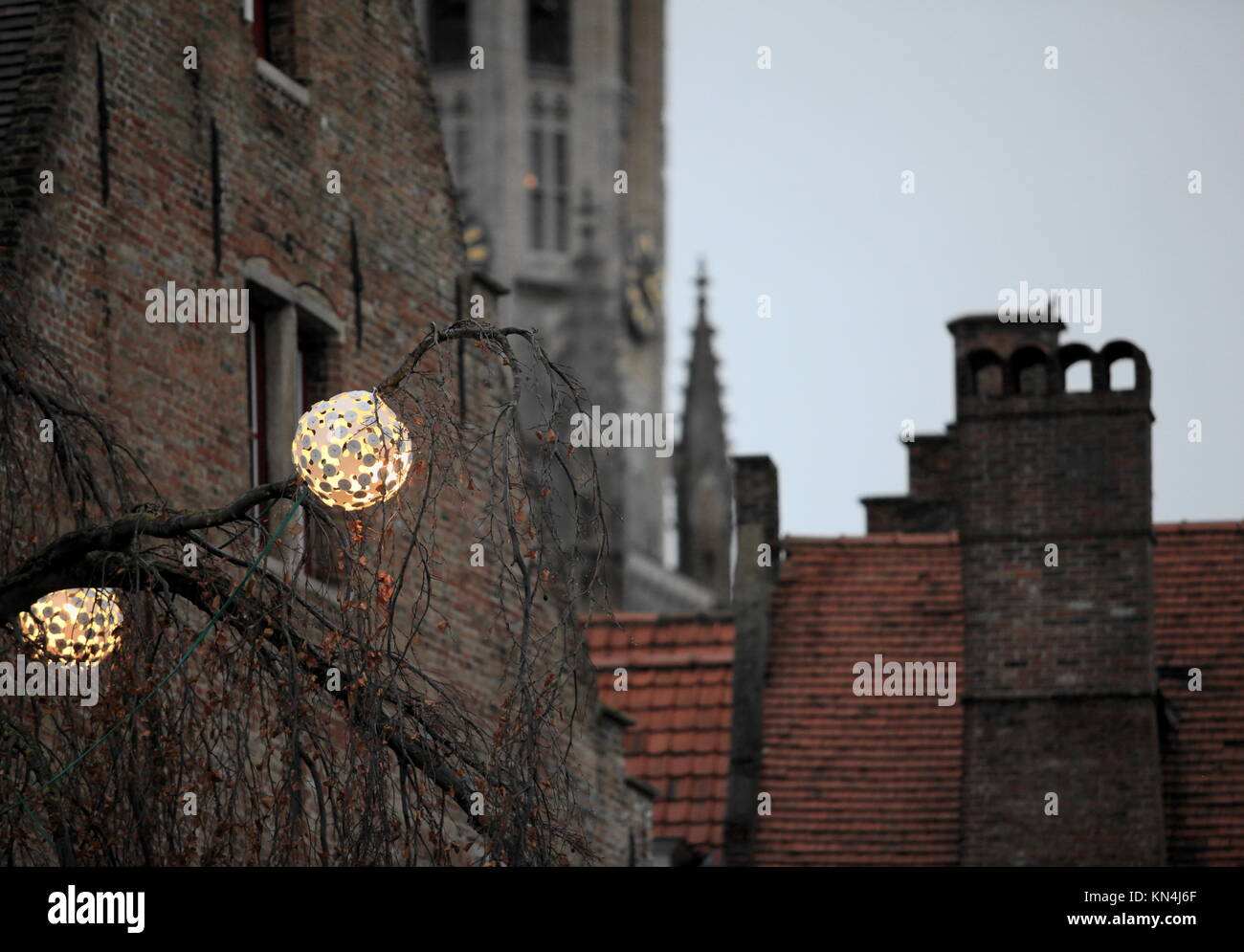 Natale, inverno sera a Bruges, cupo architettura gotica Foto Stock