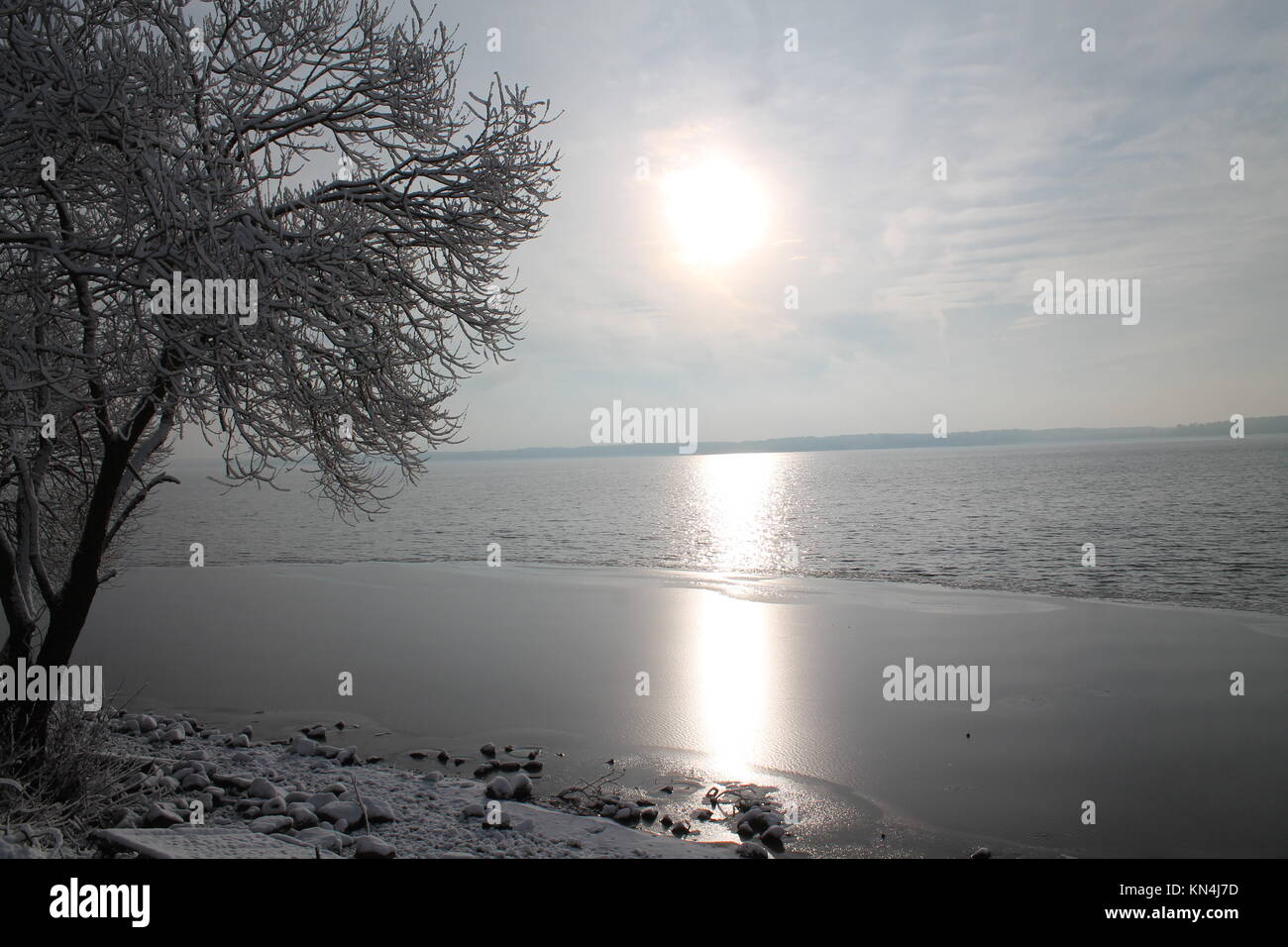 Bella giornata invernale sulla riva del mare tutti coperti brillare la neve scintillante e rime calma e tranquillità Foto Stock