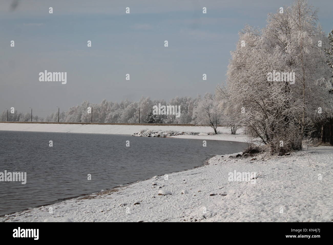 Bella giornata invernale sulla riva del mare tutti coperti brillare la neve scintillante e rime calma e tranquillità Foto Stock