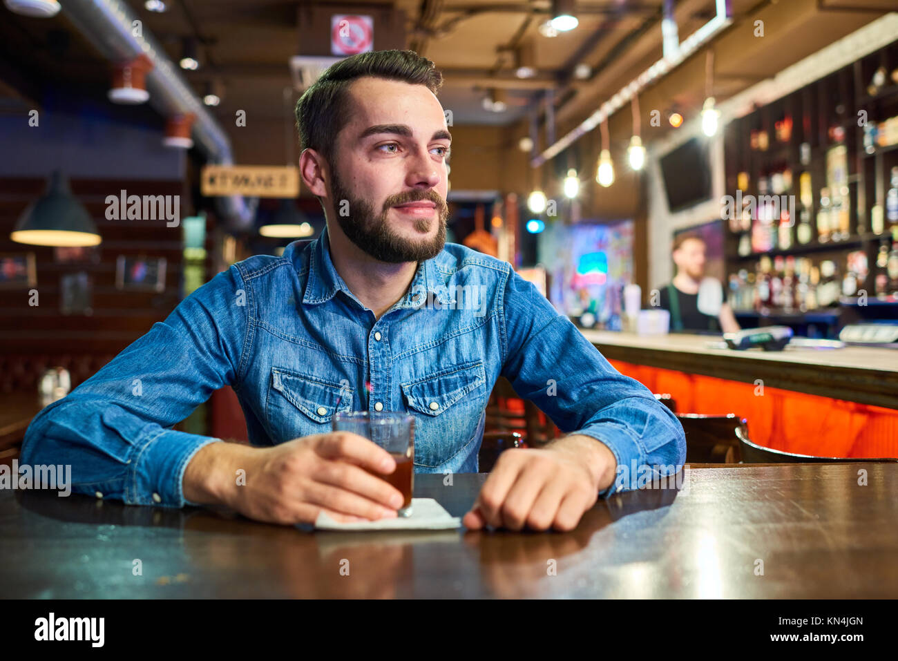 Felice l'uomo ubriaco in bar Foto Stock