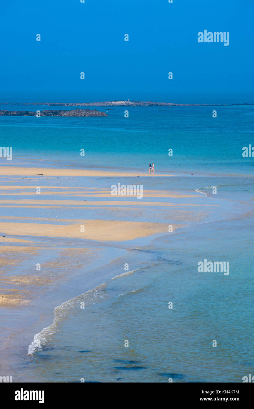 Acque turchesi e la spiaggia di sabbia, Shell Beach, Herm, Isole del Canale, Regno Unito Foto Stock