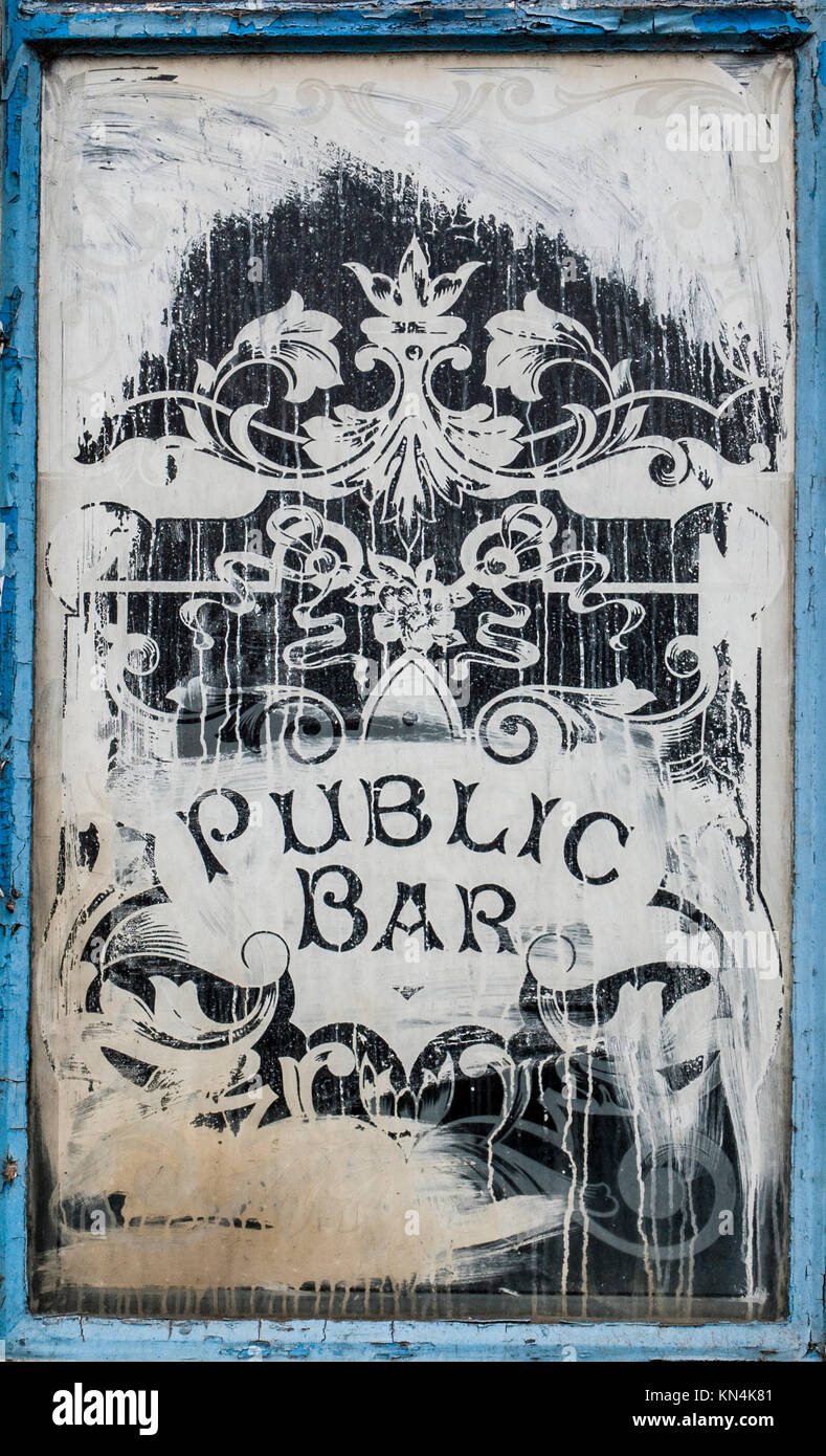 Finestra. fatiscente bar pubblico Foto Stock