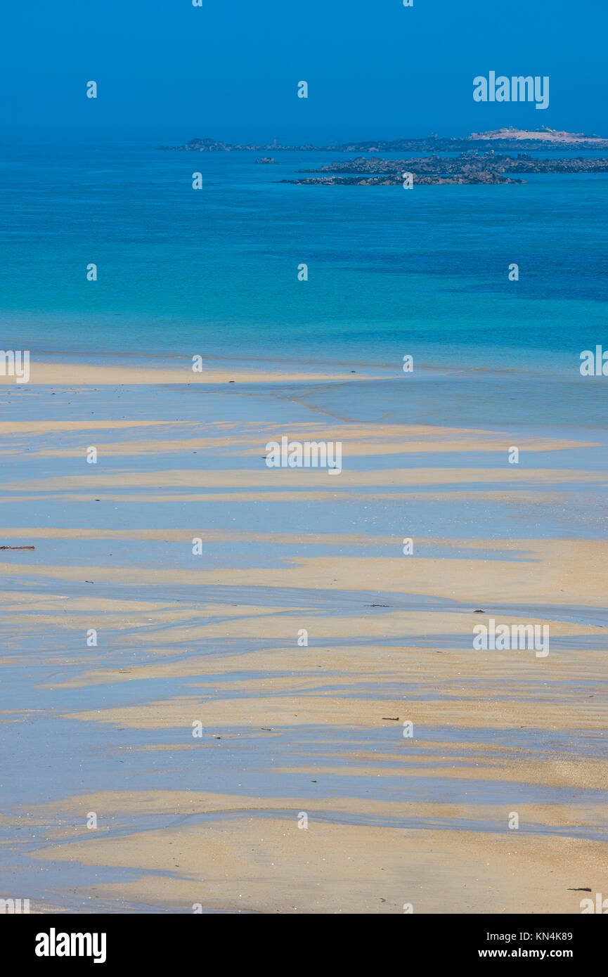 Acque turchesi e la spiaggia di sabbia, Shell Beach, Herm, Guernsey, Isole del Canale, Regno Unito Foto Stock